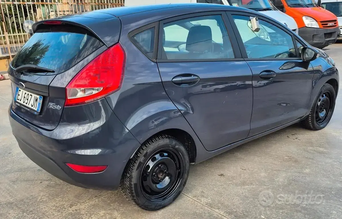 Usata Ford Fiesta 70 CV (51 kW) 2011 Grigio Berlina