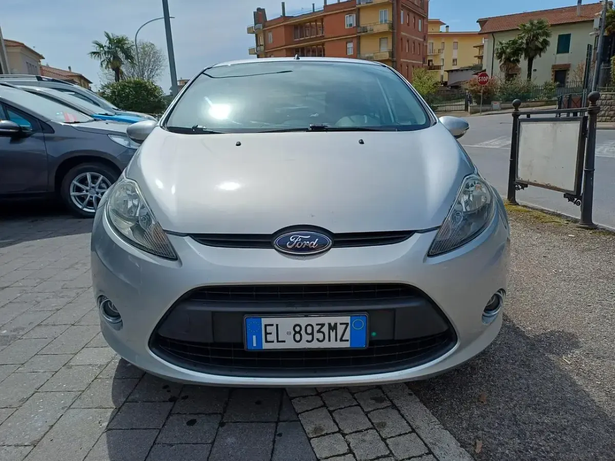 Usata Ford Fiesta 75 CV (55 kW) 2013 Argento Utilitaria