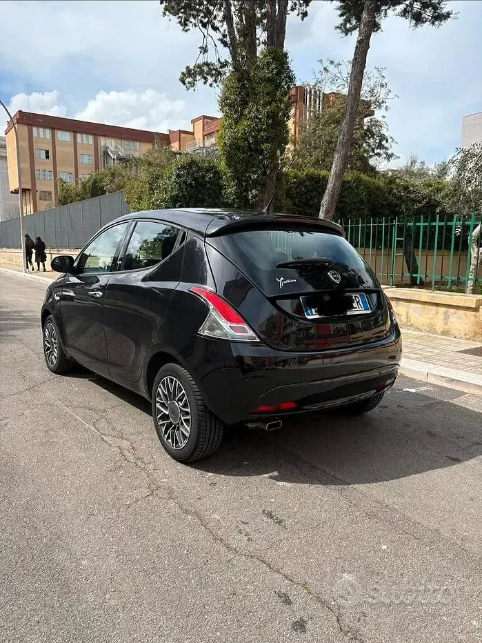 Usata Lancia Ypsilon 95 CV (69 kW) 2017 Nero Utilitaria