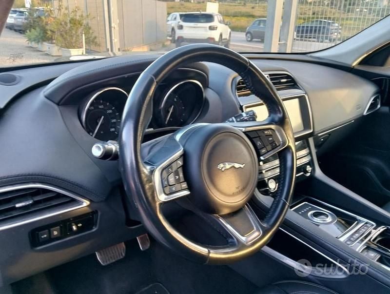 Usata Jaguar F-Pace Portfolio 180 CV (132 kW) 2019 Grigio SUV