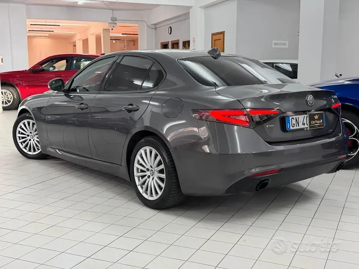 Usata Alfa Romeo Giulia Super 160 CV (117 kW) 2023 Grigio vesuvio Berlina