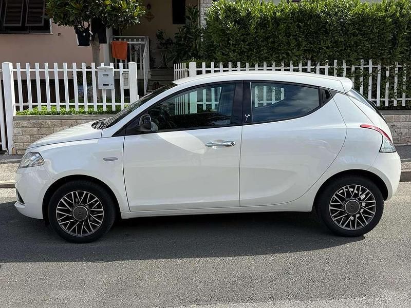 Usata Lancia Ypsilon Gold 69 CV (50 kW) 2016 Bianco Utilitaria