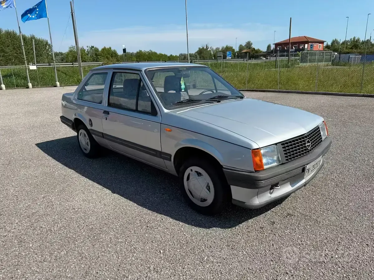 Usata Opel Corsa 45 CV (33 kW) 1983 Grigio Berlina