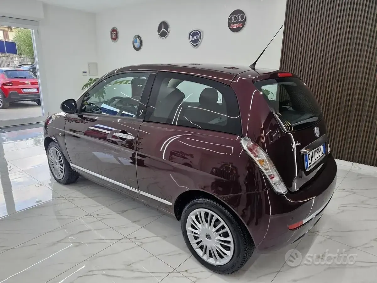 Usado Lancia Ypsilon 69 HP (50 kW) 2011 Vermelho Citadino