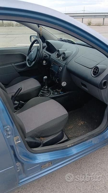 Usata Ford Fiesta 80 CV (58 kW) 2003 Blu Berlina