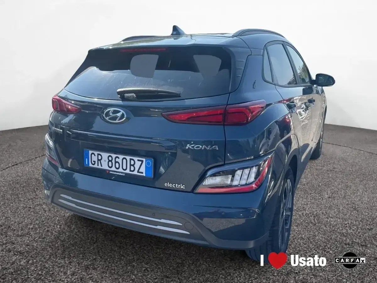 Usata Hyundai Kona 100 kW (136 CV) 2023 Grigio scuro SUV