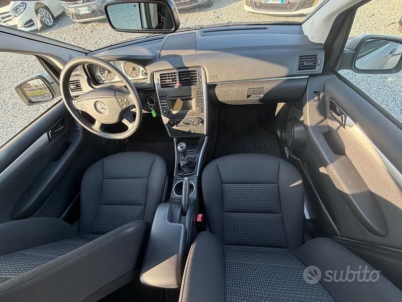Usata Mercedes B180 109 CV (80 kW) 2012 Grigio Monovolume