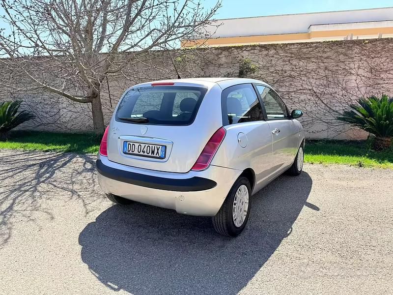 Usata Lancia Ypsilon 60 CV (44 kW) 2006 Grigio Utilitaria