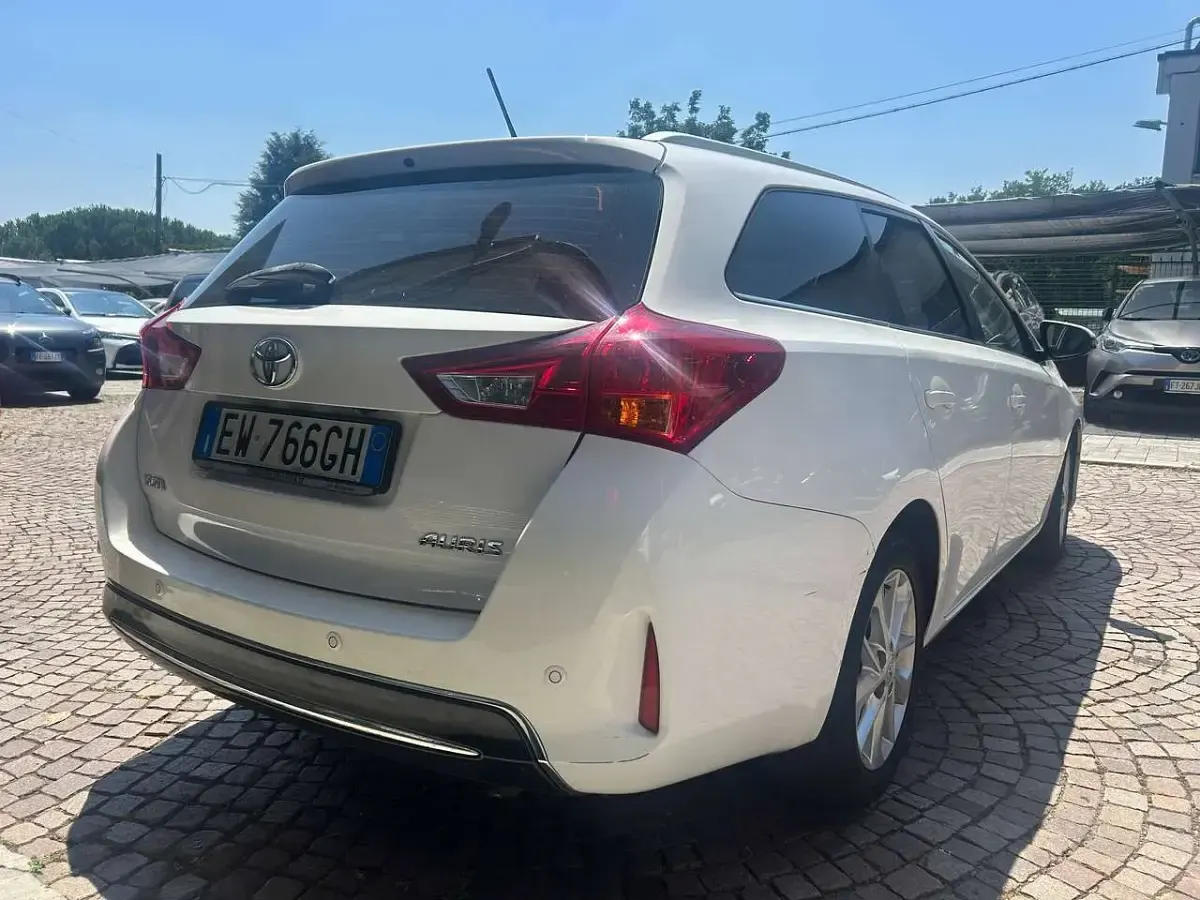 Usata Toyota Auris Lounge 90 CV (66 kW) 2014 Bianco Station wagon