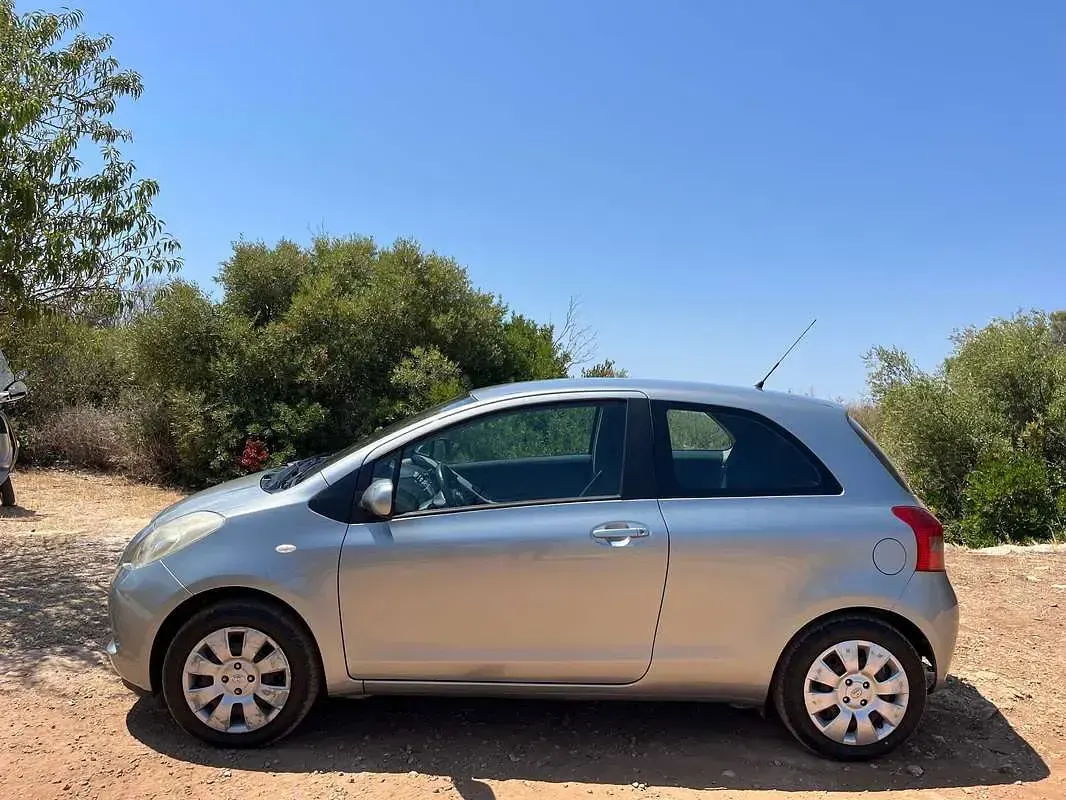 Usata Toyota Yaris Sol 69 CV (50 kW) 2007 Argento Utilitaria