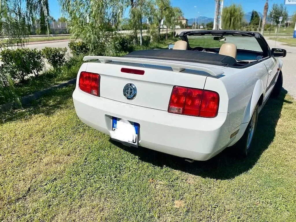 Usata Ford Mustang 215 CV (158 kW) 2006 Bianco Cabrio