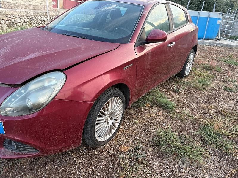Rosso Usata 2011 Alfa Romeo Giulietta Due volumi | 3500 € (Super prezzo) - Immagine 1/4