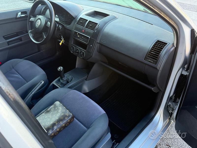 Usata VW Polo Trendline 69 CV (50 kW) 2006 Grigio Berlina
