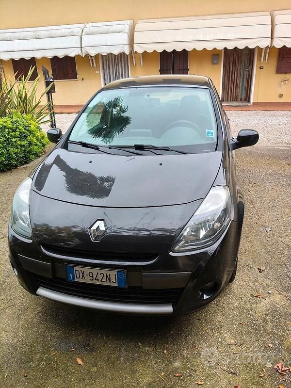 Nero Usata 2010 Renault Clio II Due volumi | 4500 € (Buon prezzo) - Immagine 1/4