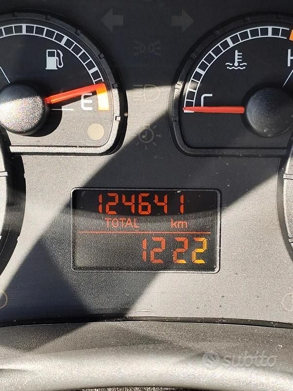 Grigio Usata 2004 Fiat Punto Tre volumi | 1800 € (Buon prezzo) - Immagine 1/4