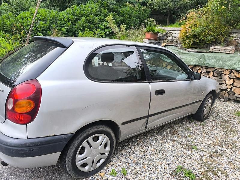Usata Toyota Corolla 86 CV (63 kW) 2000 Grigio Berlina
