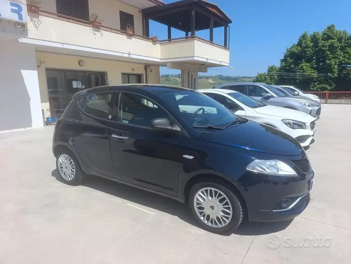 Usado Lancia Ypsilon Silver 69 HP (50 kW) 2026 Azul Citadino
