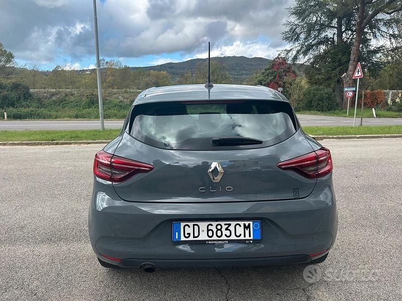 Używany Renault Clio V Life 101 KM (74 kW) 2020 Szary Sedan/Limuzyna