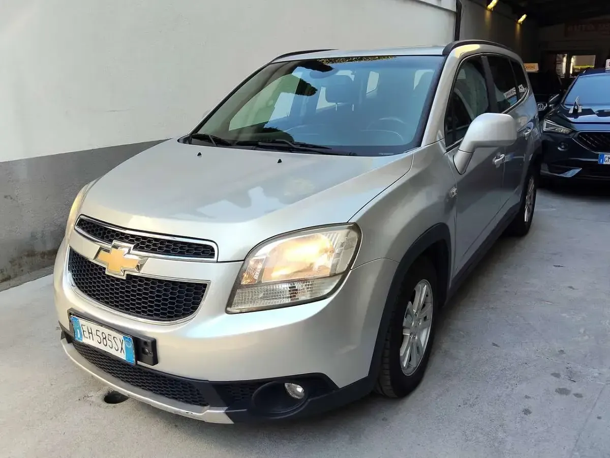Usata Chevrolet Orlando 131 CV (96 kW) 2011 Argento Monovolume