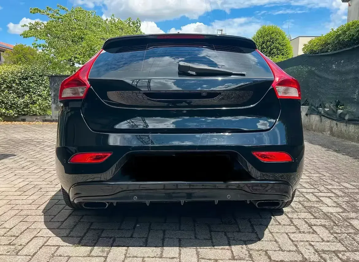 Usata Volvo V40 115 CV (84 kW) 2013 Nero Berlina