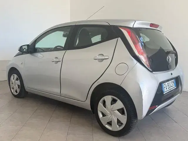 Usata Toyota Aygo X-wave 69 CV (50 kW) 2015 Argento Utilitaria