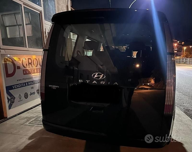 Usata Hyundai Staria 177 CV (130 kW) 2023 Nero Monovolume
