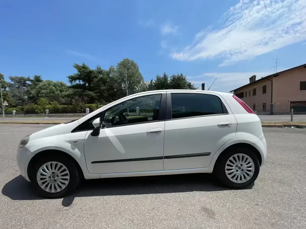 Usata Fiat Grande Punto Active 77 CV (56 kW) 2009 Bianco Utilitaria