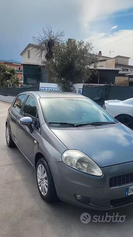 Usata Fiat Grande Punto Emotion 90 CV (66 kW) 2007 Grigio Utilitaria