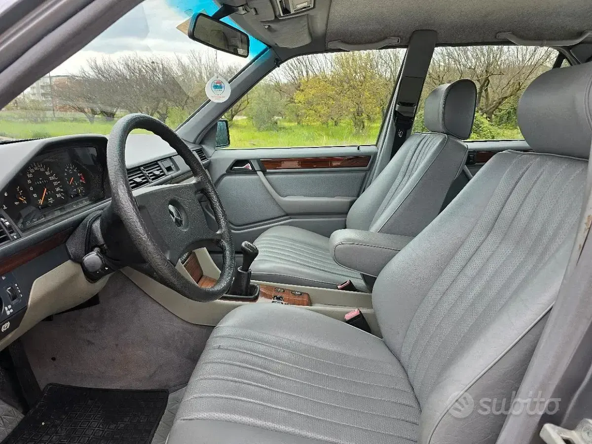 Usata Mercedes E300 220 CV (161 kW) 1990 Grigio Berlina