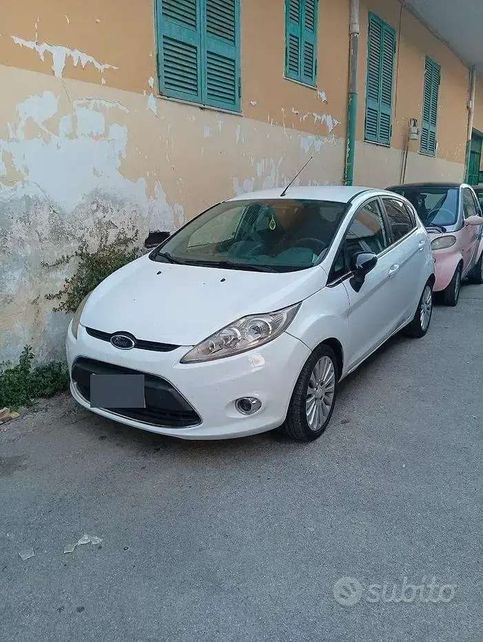Usata Ford Fiesta 68 CV (50 kW) 2010 Bianco Berlina