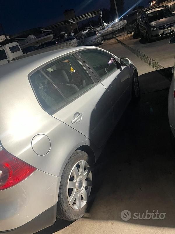 Usata VW Golf IV 140 CV (102 kW) 2005 Grigio Berlina
