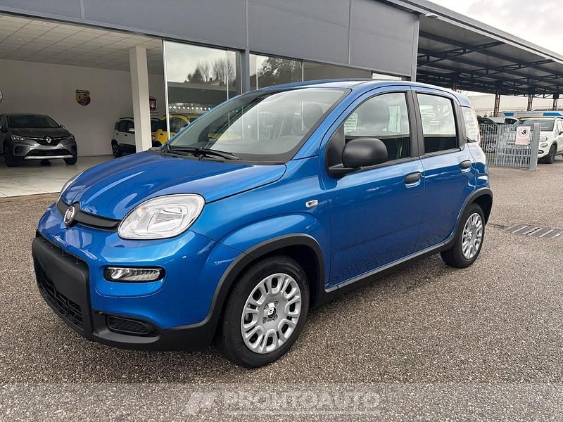 Usata Fiat Panda 70 CV (51 kW) 2024 Rossotessuto nero con monogramma Utilitaria
