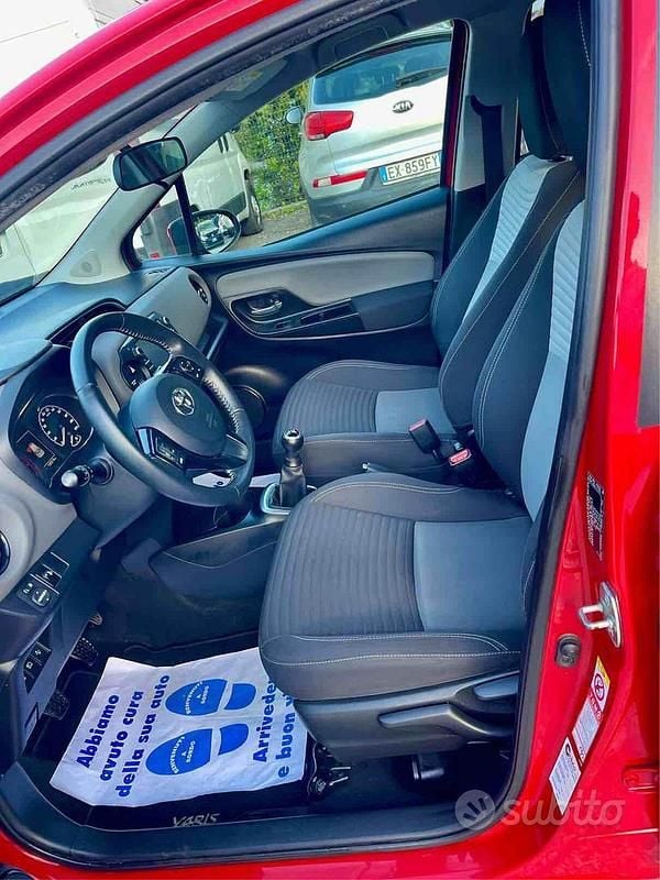 Usata Toyota Yaris Cool 69 CV (50 kW) 2018 Rosso Berlina