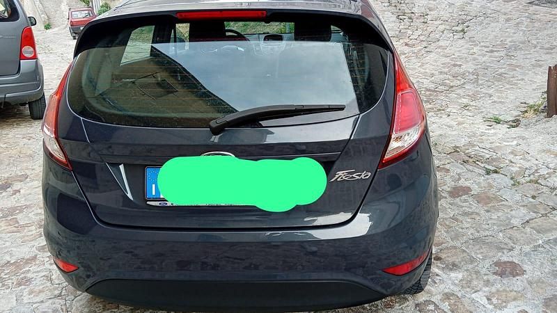 Usata Ford Fiesta 75 CV (55 kW) 2013 Grigio Utilitaria