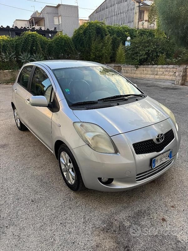 Usata Toyota Yaris 90 CV (66 kW) 2008 Grigio Utilitaria