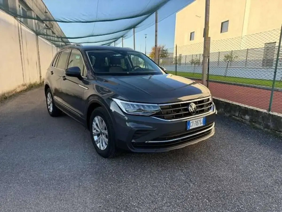 Usata VW Tiguan Life 150 CV (110 kW) 2024 Dolphin grey metallizzato SUV