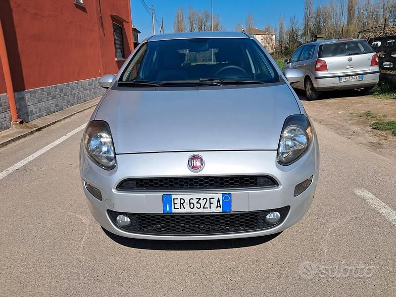Grigio Usata 2013 Fiat Punto Easy Tre volumi | 4300 € (Buon prezzo) - Immagine 1/4