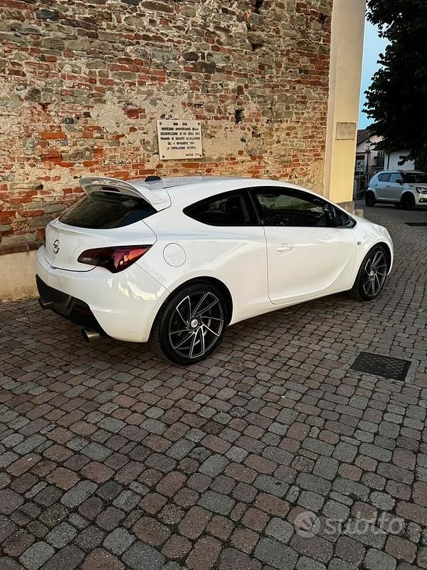 Usata Opel Astra GTC 140 CV (102 kW) 2017 Bianco Coupé