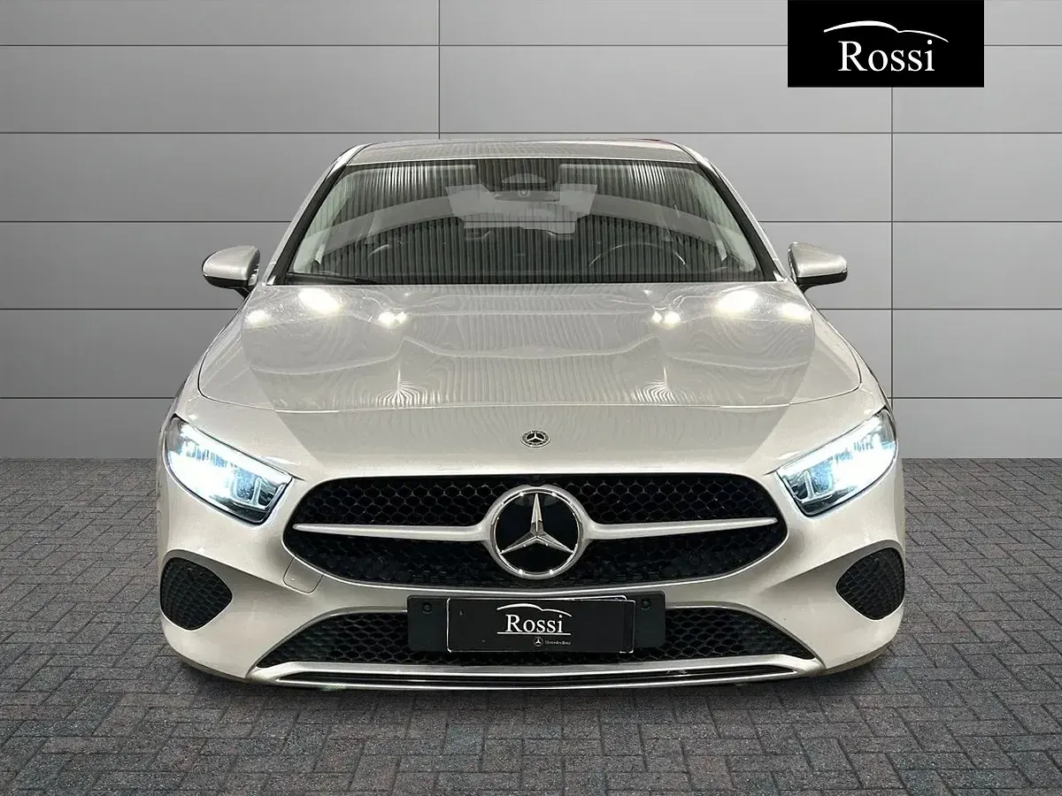 Usado Mercedes A180 Advanced 116 HP (85 kW) 2023 Prateado Sedan