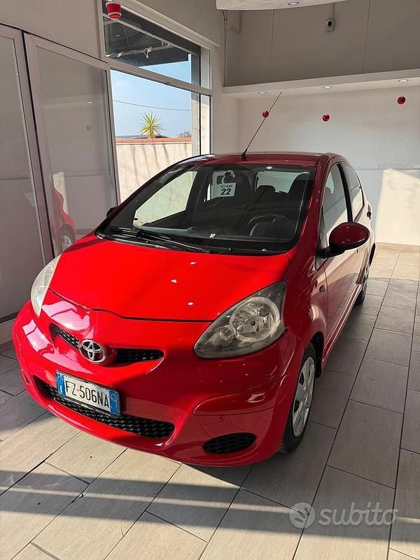Usata Toyota Aygo Connect Style 67 CV (49 kW) 2010 Rosso Utilitaria