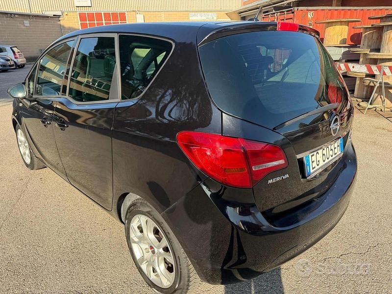 Usata Opel Meriva Cosmo 95 CV (69 kW) 2011 Nero Monovolume