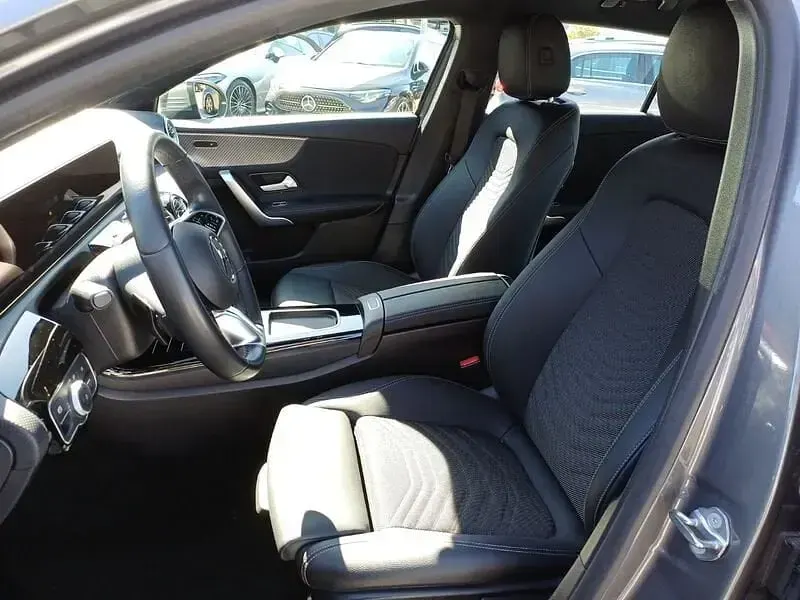 Usata Mercedes A180 Advanced Plus 116 CV (85 kW) 2023 Argento Utilitaria