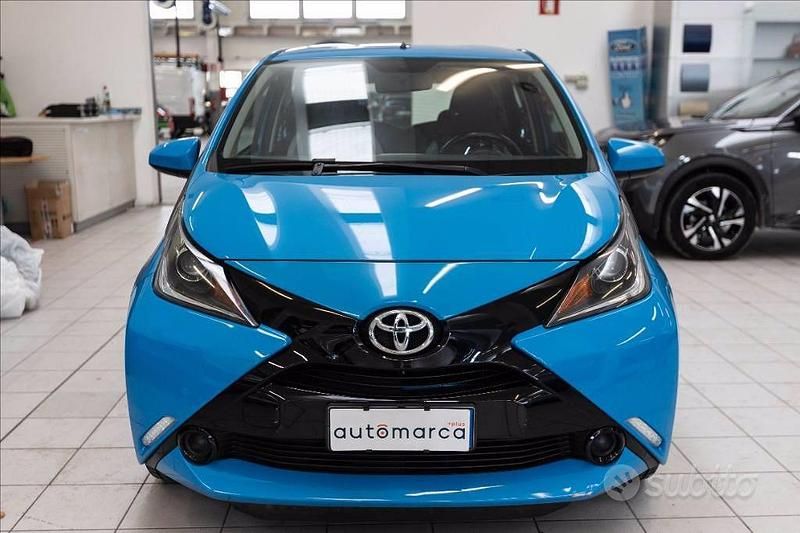 Usata Toyota Aygo Cool 69 CV (50 kW) 2017 Blu Utilitaria