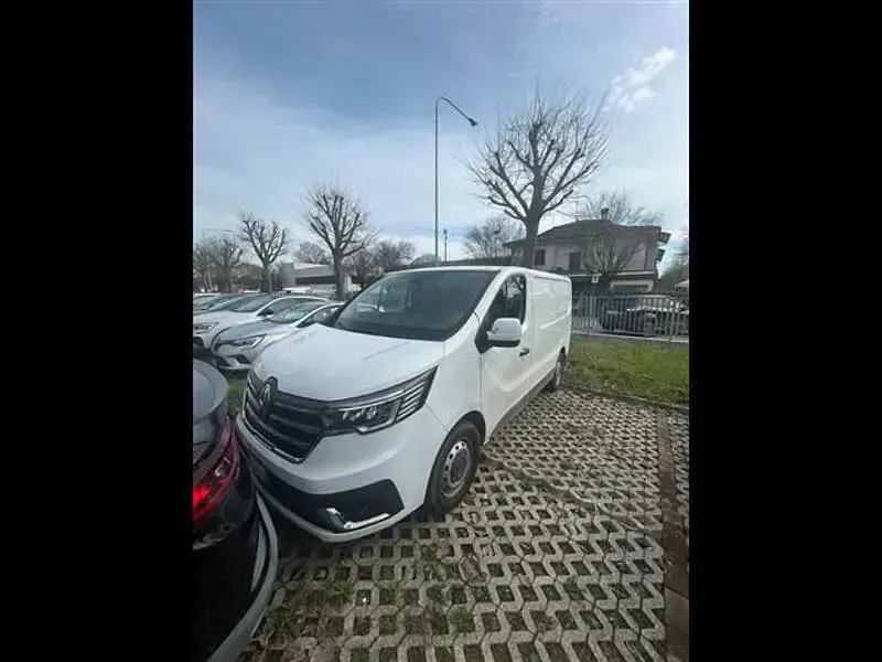 Usata Renault Trafic 150 CV (110 kW) 2023 Bianco Monovolume
