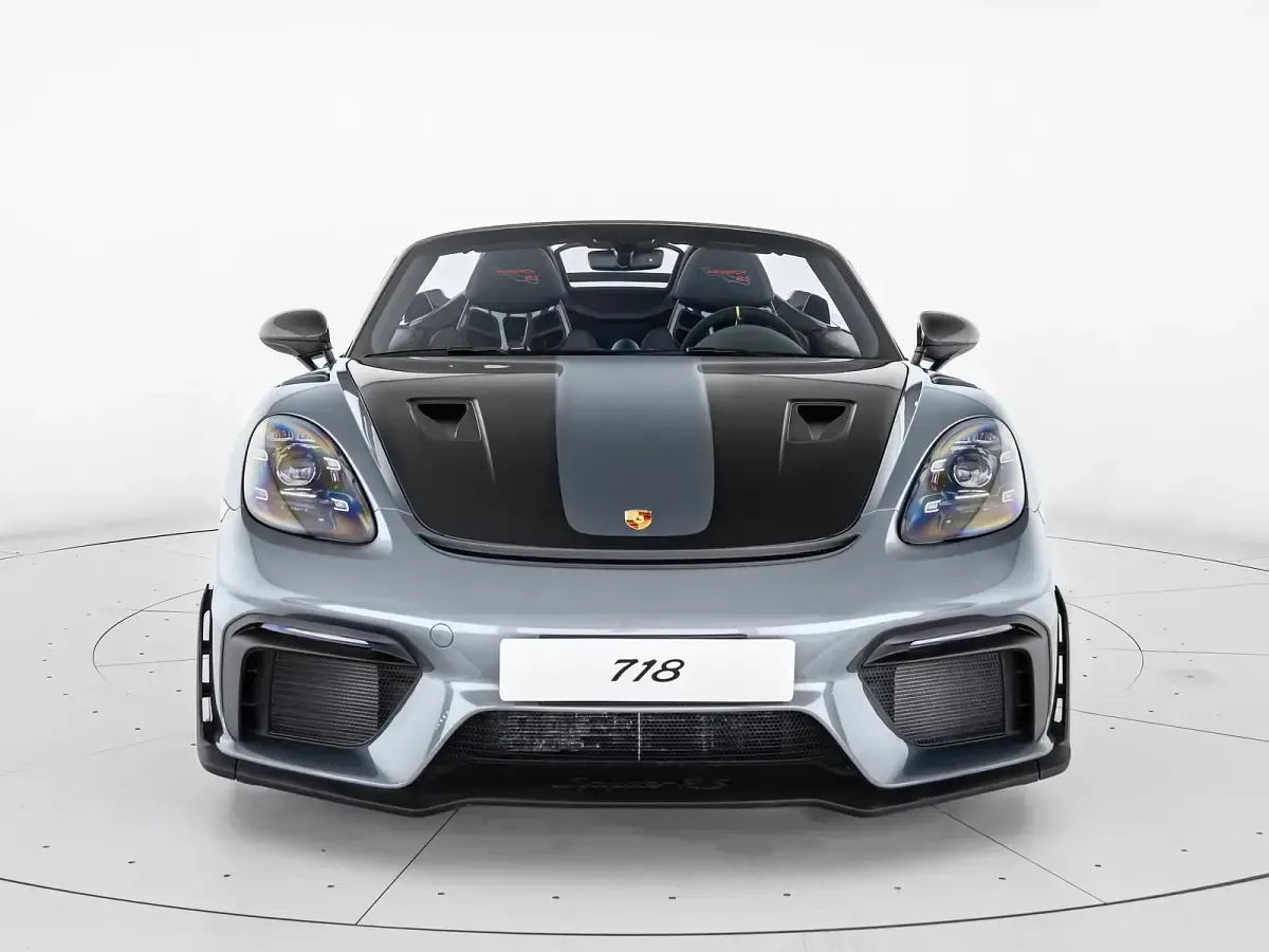 Nuova Porsche 718 Spyder 500 CV (367 kW) 2026 Grigio vanadio metallizzato/capote nera con finiture rosso carminio Cabrio