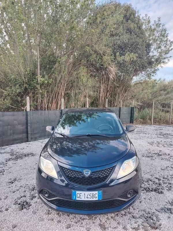 Usata Lancia Ypsilon Gold 69 CV (50 kW) 2021 Blu Utilitaria