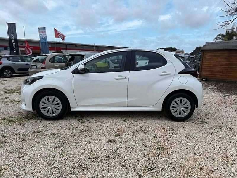 Usata Toyota Yaris Hybrid Active 92 CV (67 kW) 2024 Bianco Berlina