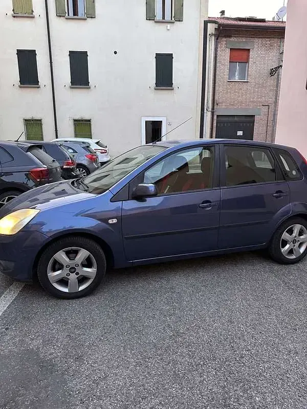 Usata Ford Fiesta Ghia 90 CV (66 kW) 2005 Utilitaria