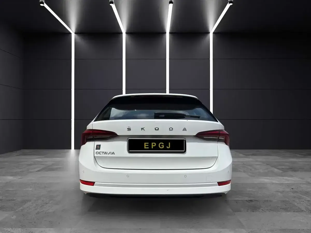 Usata Skoda Octavia Executive 150 CV (110 kW) 2021 Bianco Station wagon