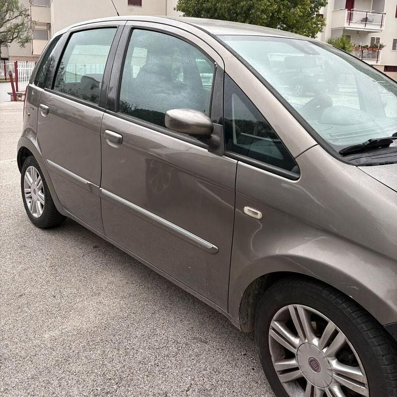 Usata Fiat Idea 70 CV (51 kW) 2007 Grigio Monovolume